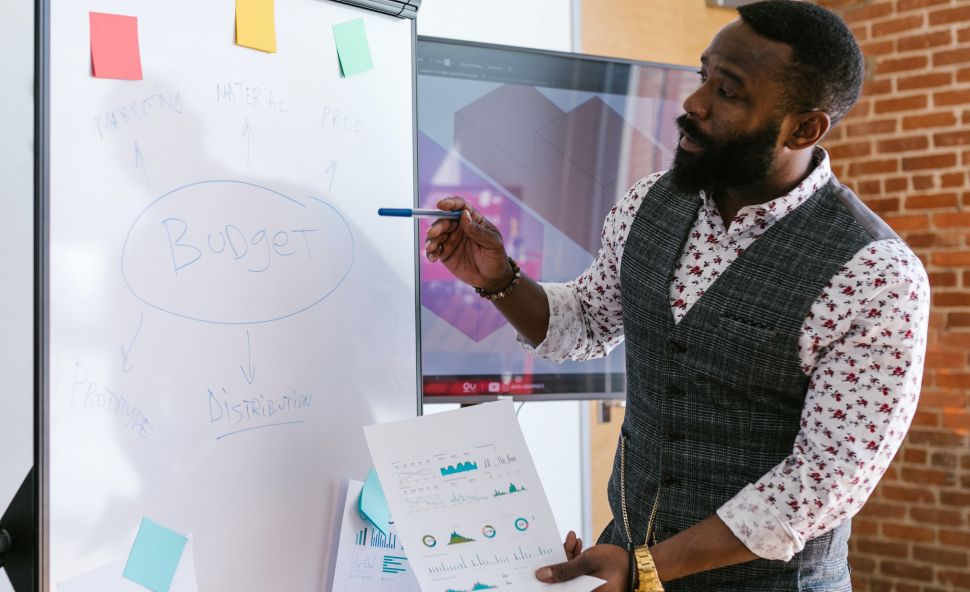 Photo d'un professionnel du marketing utilisant la méthode AIDA lors d'une présentation à ses collègues